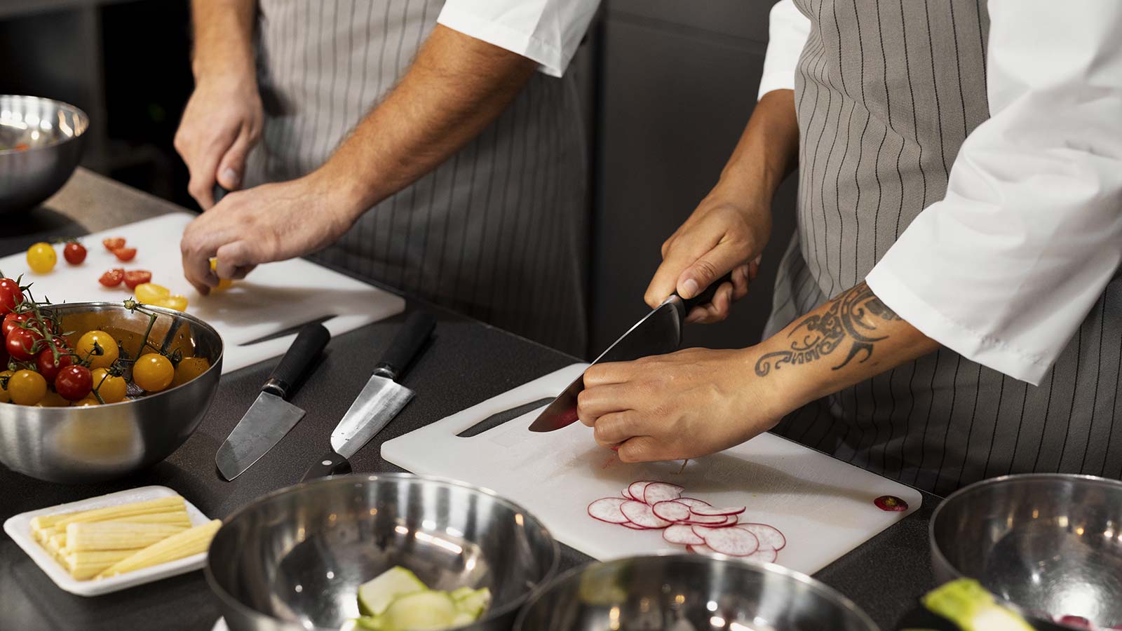 campus san francesco food masterclass chef che lavorano insieme in una cucina professionale