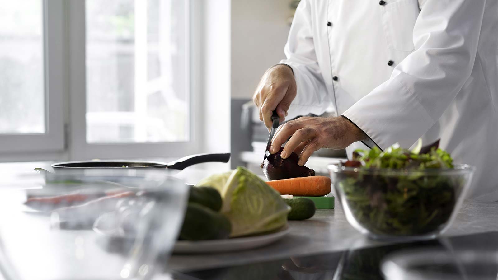 campus san francesco food masterclass cuoco unico maschio in cucina a tagliare le verdure per il piatto